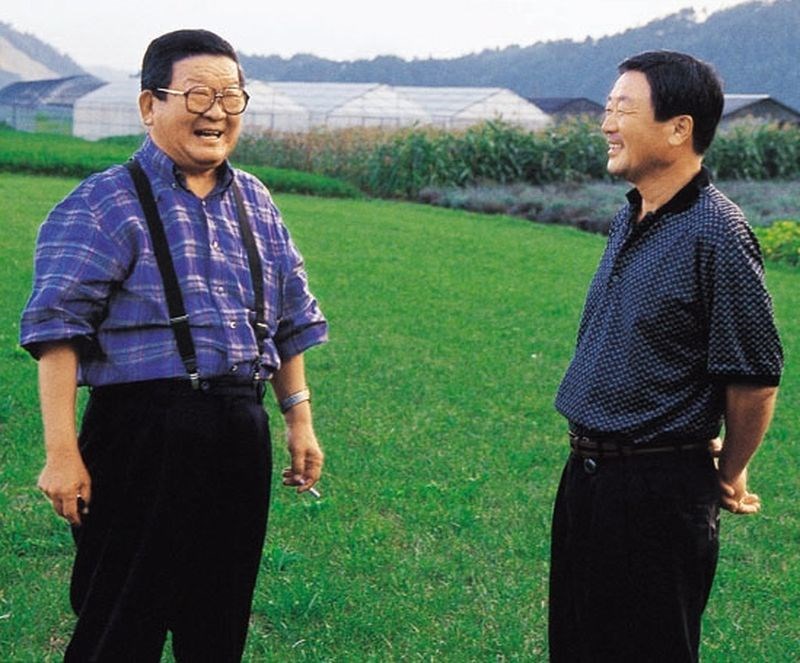 南韓LG集團名譽會長具滋暻(左)14日逝世,享耆壽94歲。右為具滋暻長子具本茂。(檔案照片/韓聯社提供)