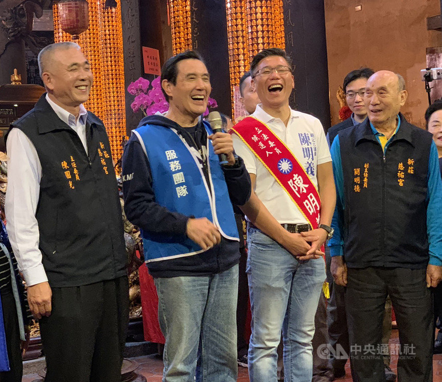 前總統馬英九(前左2)14日晚間與國民黨新北市立委參選人陳明義(前右2)一同前往新莊慈祐宮參香,並與現場民眾玩起有獎徵答,氣氛熱絡。中央社記者葉臻攝 108年12月14日