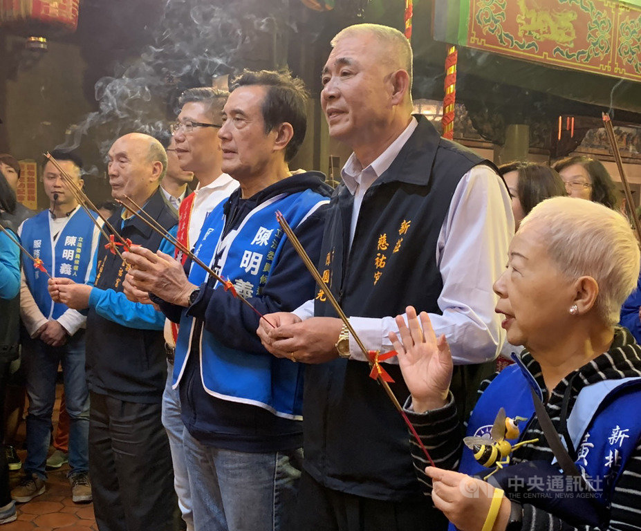 前總統馬英九(前右3)14日晚間陪同國民黨籍新北市立委參選人陳明義(前右4)至新莊慈祐宮參香祈福。中央社記者葉臻攝 108年12月14日