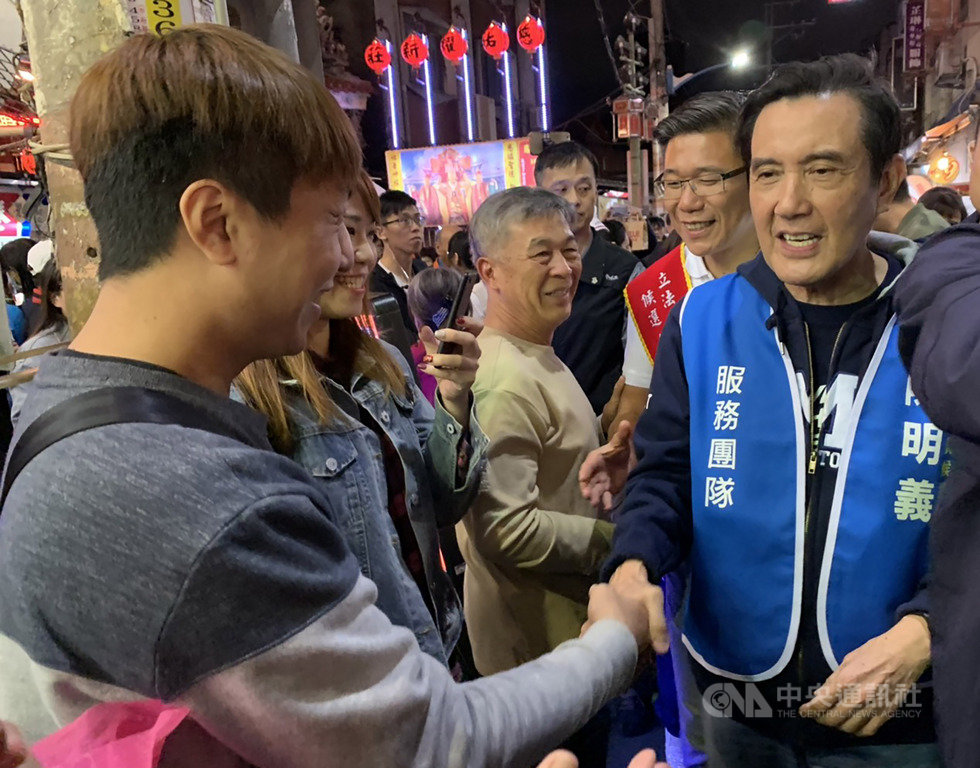 距離2020大選剩下不到1個月,前總統馬英九(右)14日晚間陪同國民黨籍新北市立委參選人陳明義(右2)到新莊廟街夜市拜票,沿途不少支持者爭相握手致意。中央社記者葉臻攝 108年12月14日