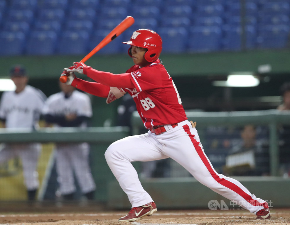 中職味全龍隊外野手洪瑋漢在2019亞洲冬季棒球聯盟攻守俱佳,他表示,「比起幾年前,自己的層級、技術方面不太一樣,心理層面也比較成熟,那時候還有點怕怕的,但現在不會,把自己本分做好。」中央社記者張新偉攝 108年12月14日