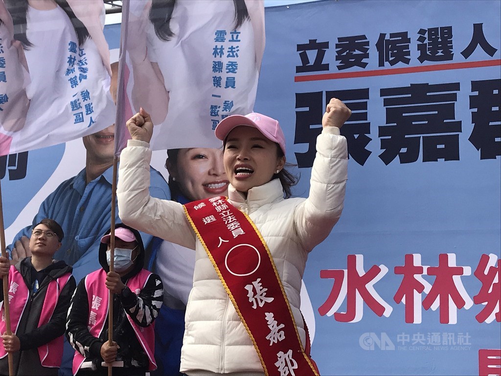 國民黨雲林縣第1選區立委參選人張嘉郡(前)此次選舉主軸為青年接棒,面對尋求連任的民進黨籍立委蘇治芬,要挑戰讓綠地變藍天。中央社記者姜宜菁攝 108年12月15日