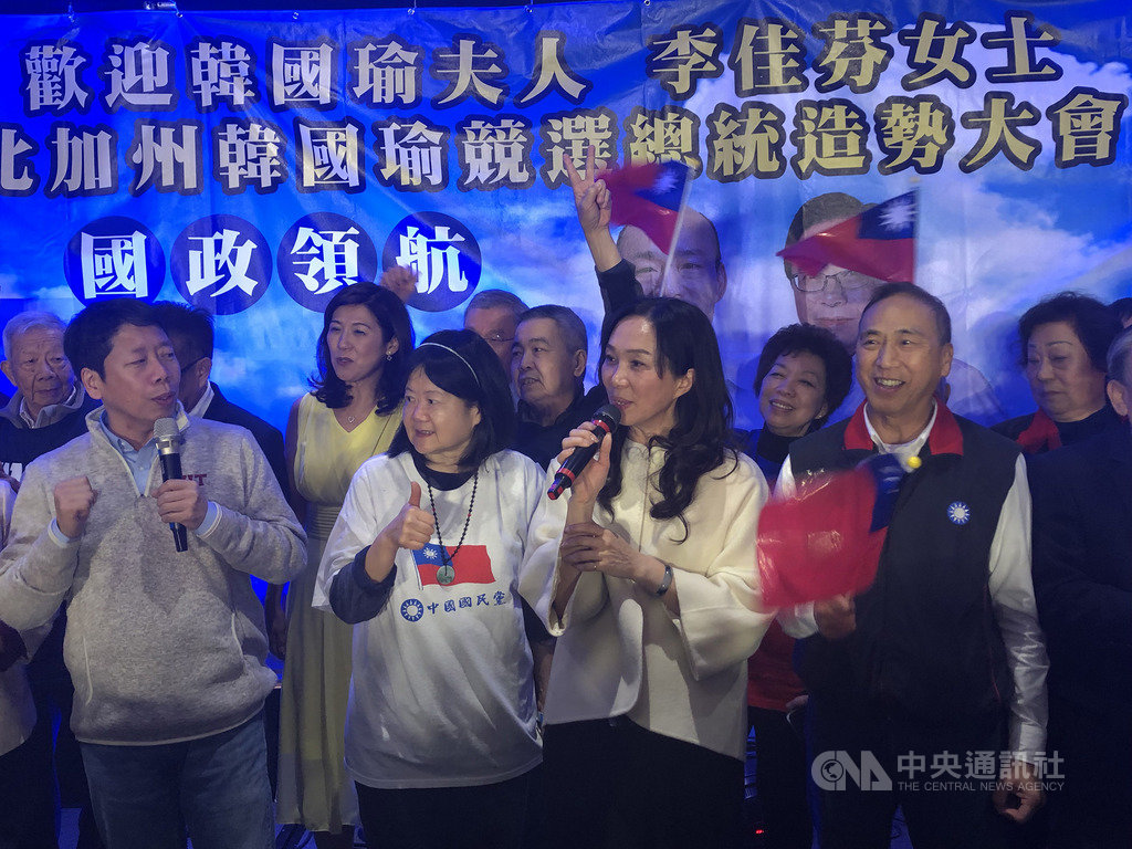 國民黨總統候選人韓國瑜的妻子李佳芬(右2)在美國加州貝林蓋(Burlingame)會晤僑胞行程,面對海外韓粉的支持表達感謝。中央社記者周世惠舊金山攝 108年12月15日
