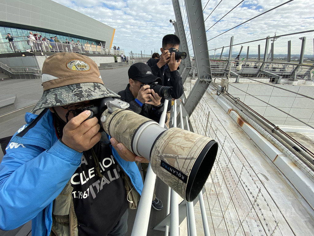 桃園國際機場第二航廈戶外觀景台14日亮相,15日人潮川流不息,近距離觀賞飛機起降,不少航空迷準備各式「大砲」長鏡頭,讓現場多了不少攝影味。中央社記者邱俊欽桃園機場攝 108年12月15日