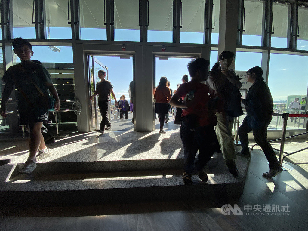 桃園國際機場第二航廈戶外觀景台14日亮相,有航機迷15日建議可以仿造其他國外的觀景台,在進入觀景台的入口處加裝安檢門,進行必要的隨身行李檢查,也可以過濾可疑人士進入。中央社記者邱俊欽桃園機場攝 108年12月15日