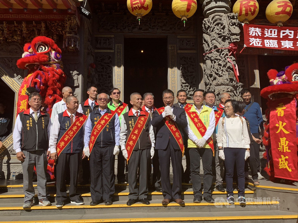 內政部長徐國勇(前右3)15日出席中和東德宮揭匾典禮,致詞時鼓勵台下阿公阿嬤申請長照服務,獲得妥善照顧。中央社記者葉臻攝 108年12月15日