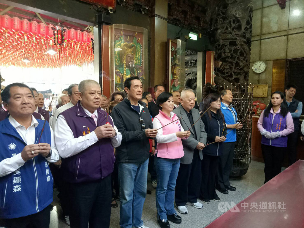 前總統馬英九(前左3)15日陪同台中市第3選區(潭子、大雅、神岡、后里區)立委參選人楊瓊瓔(前左4)到大雅永興宮參拜,接著前往大雅市場掃街拜票。中央社記者郝雪卿攝 108年12月15日