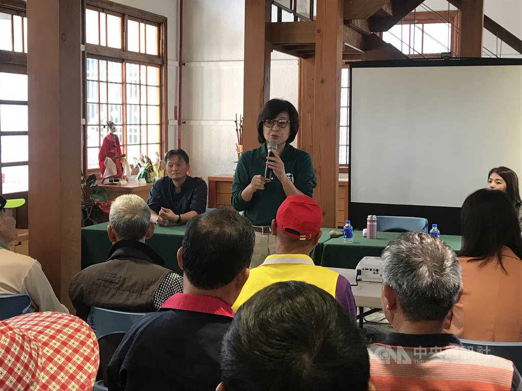 民進黨雲林縣第1選區立委參選人蘇治芬(站者)15日向土庫鎮民宣布土庫聯合幼托有譜,會讓幼兒在一個安全又舒適的環境中成長。 中央社記者姜宜菁攝 108年12月15日