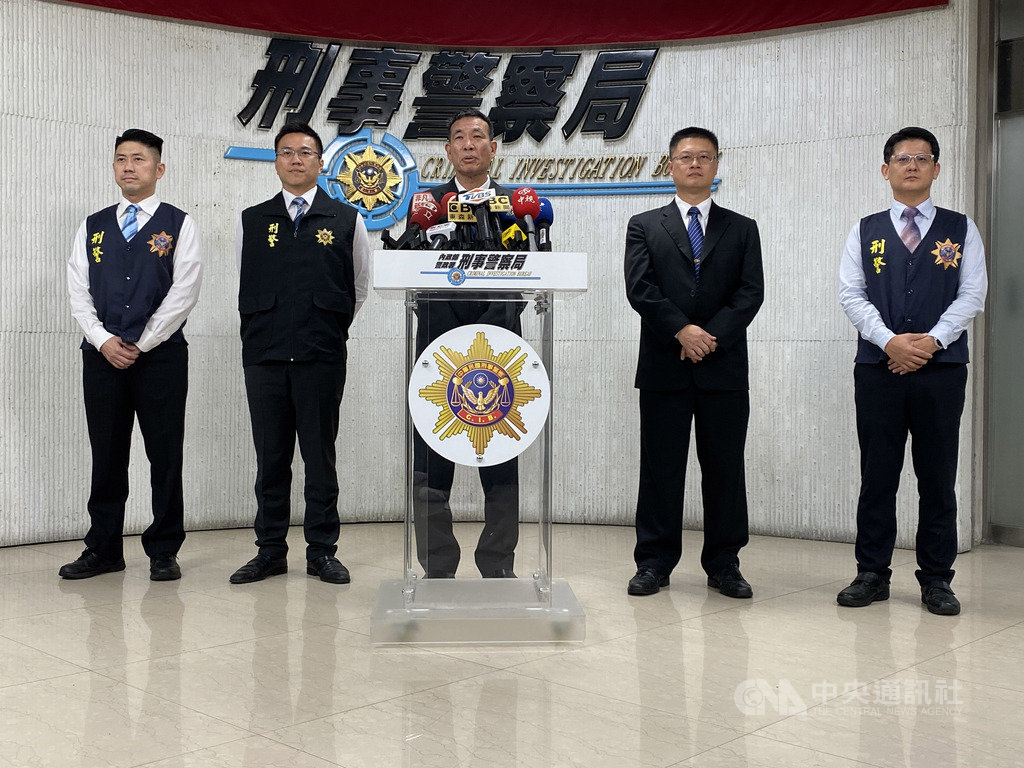 警政署刑事局副局長朱宗泰(中)15日表示,自10至13日執行第四波「全國同步查緝賭博專案行動」,共查獲各類賭博案件694件、1389人,其中選舉賭盤24件、30人,查扣賭資近新台幣3700萬元。中央社記者黃麗芸攝 108年12月15日