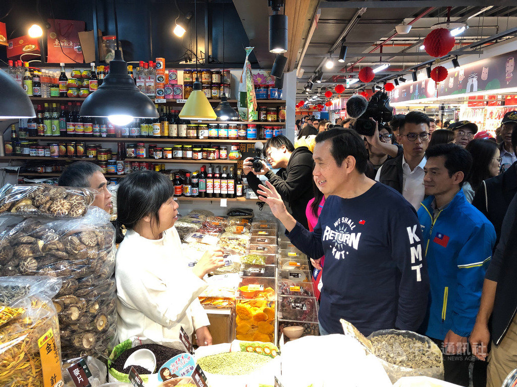 前總統馬英九今天陪同國民黨台北市立委參選人林奕華前往南門中繼市場拜票。中央社記者王承中攝 108年12月15日