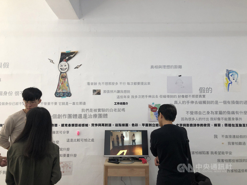 促轉會與政治受難家屬協力,透過多元藝術開啟對話與療癒契機的嘗試。促轉會在國家人權博物館景美園區舉辦「卸密」創作成果展,展期將至12月29日。中央社記者侯姿瑩攝 108年12月15日