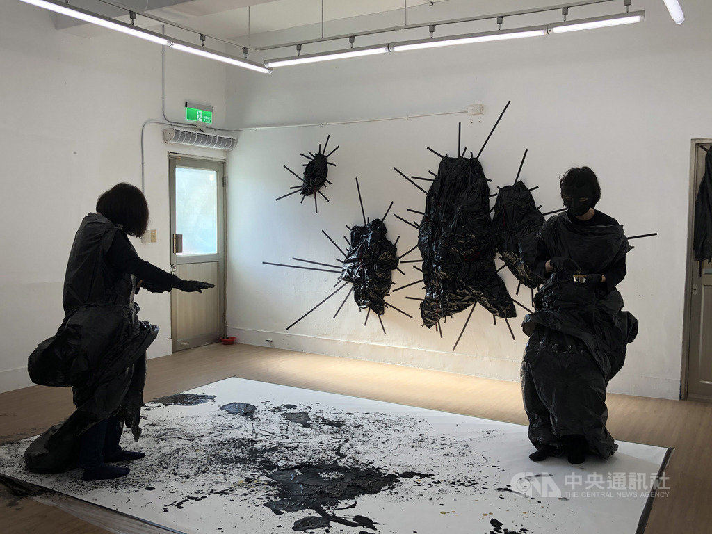 促轉會15日在國家人權博物館景美園區舉辦「卸密」創作成果展開幕活動,由政治受難者後代帶來開場表演。中央社記者侯姿瑩攝 108年12月15日