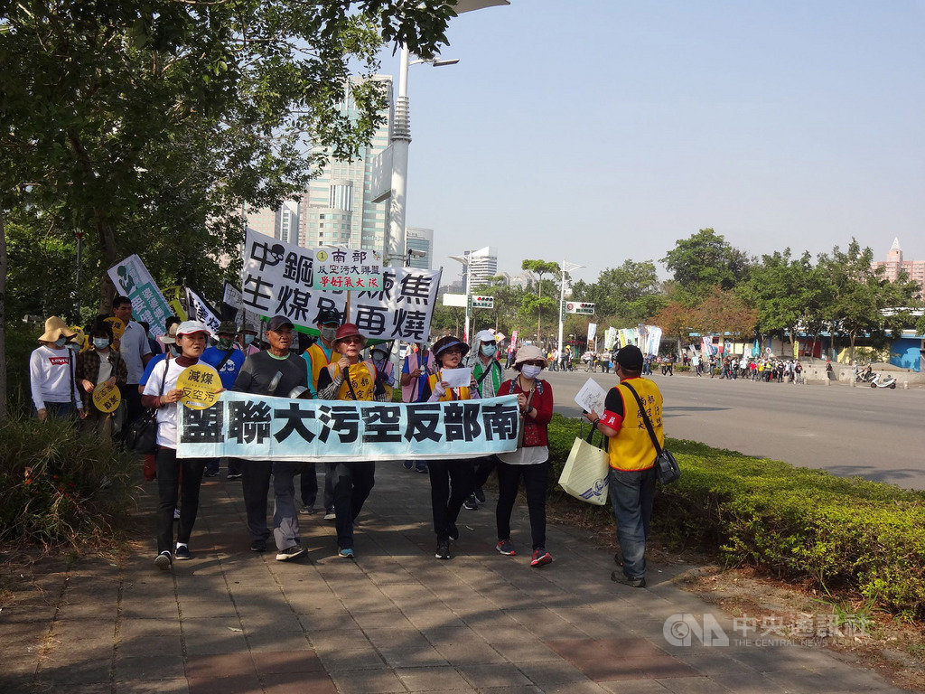 南部反空污大聯盟等團體15日號召民眾上街遊行,沿途高呼「反空污、顧健康」等口號,最後到高雄市政府四維行政中心,由參與者發表訴求,爭取健康呼吸權。中央社記者陳朝福攝 108年12月15日