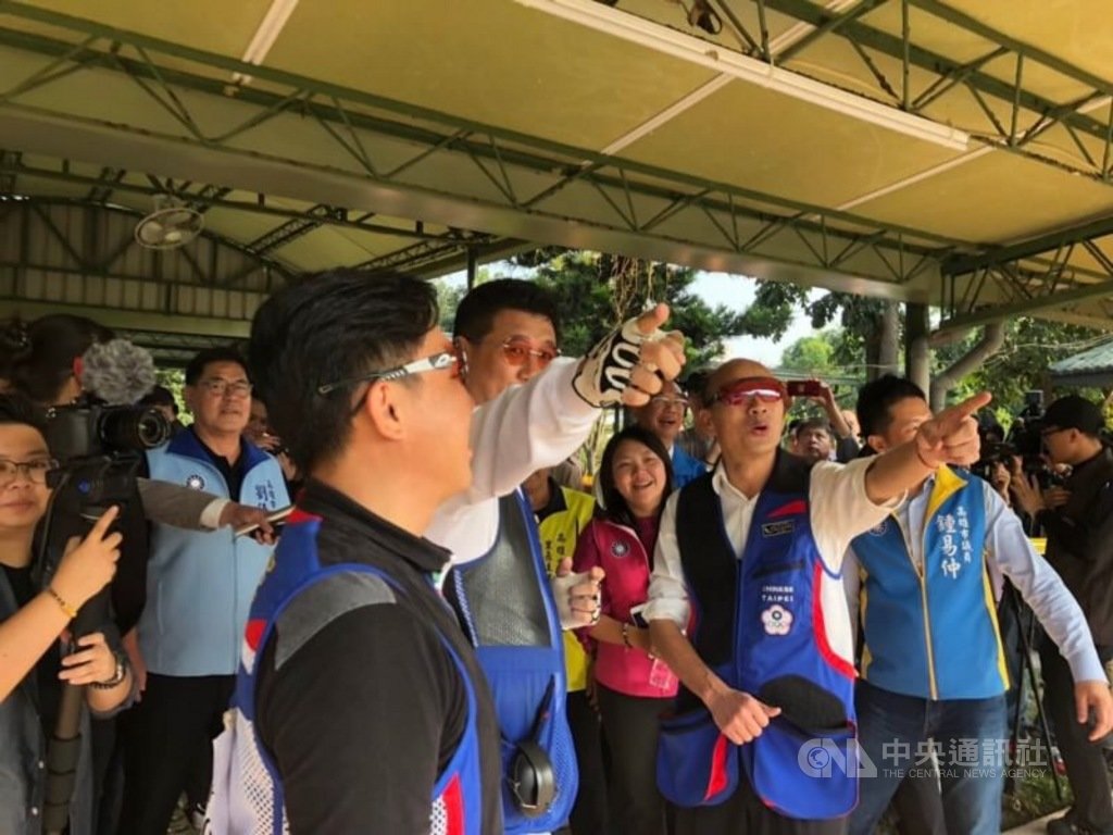 國民黨總統候選人韓國瑜(右2)15日到高雄市大寮靶場射擊,傳達要打擊韓黑及破除謠言。(韓國瑜競總提供)中央社記者王淑芬傳真 108年12月15日