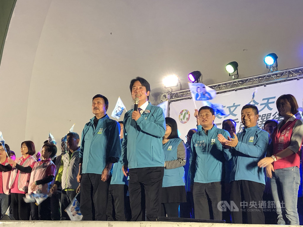 民進黨副總統候選人賴清德(第一排右1)15日晚間出席「蔡英文余天三重競選後援總會」成立晚會表示,他是民進黨新北市第3選區(三重)立委余天的粉絲。中央社記者侯姿瑩攝 108年12月15日
