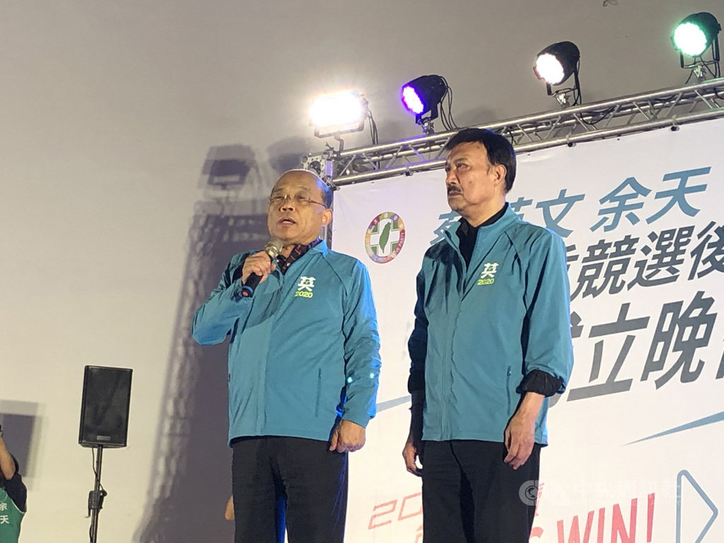 行政院長蘇貞昌(左)15日晚間出席「蔡英文余天三重競選後援總會」成立晚會表示,民進黨新北市三重立委余天不僅會唱歌,也很會爭取預算。中央社記者侯姿瑩攝 108年12月15日