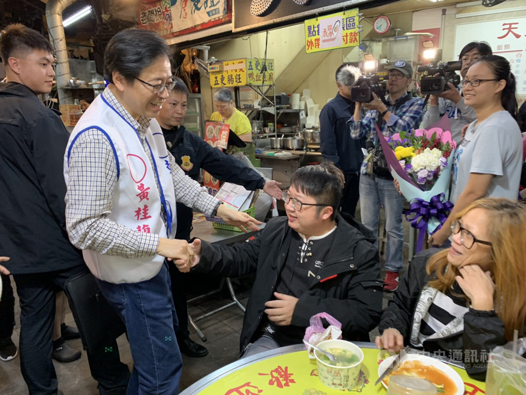 國民黨副總統候選人張善政(左2)15日晚間到新北市蘆洲廟口夜市陪同黨籍立委參選人黃桂蘭掃街拜票,與民眾熱情互動。中央社記者葉臻攝 108年12月15日