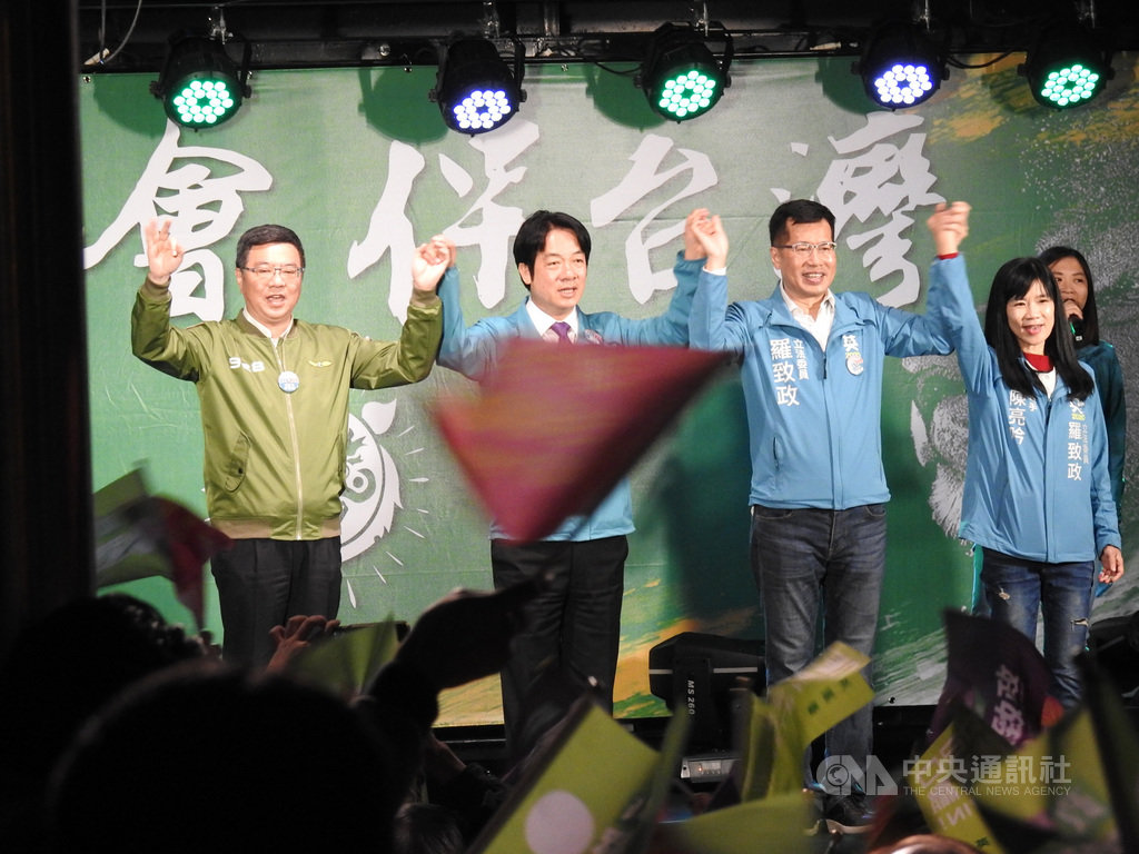 民進黨副總統候選人賴清德(左2)與黨主席卓榮泰(左)15日晚間出席黨籍新北市第7選區立委參選人羅致政(右2)造勢晚會,呼籲鄉親支持羅致政連任。中央社記者王鴻國攝 108年12月15日
