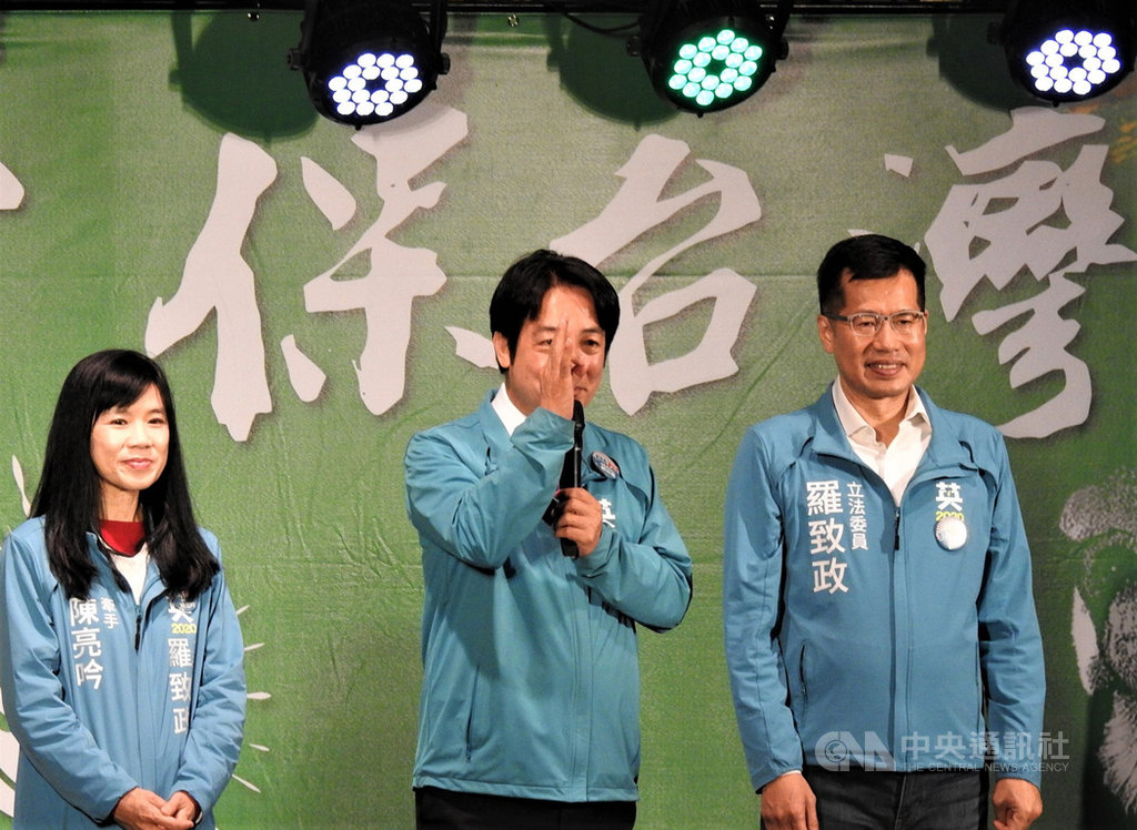 民進黨副總統候選人賴清德(中)15日晚間出席黨籍新北市第7選區立委參選人羅致政(右)造勢晚會,賴清德提到,自己抽到3號後去龍山寺參拜,看到佛祖手勢也支持3號,佛祖保佑國泰民安,但國家主權及民主,仍要每一人用神聖一票來捍衛。中央社記者王鴻國攝 108年12月15日