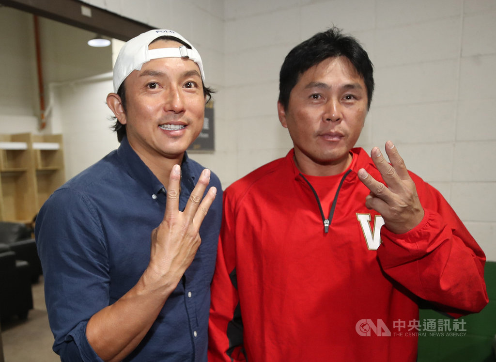 味全龍隊日籍球員兼教練川崎宗則(左)將於16日回日本,龍隊總教練葉君璋(右)指出,川崎宗則在場上帶給球員很多安定感,明年會希望川崎宗則再回來。中央社記者張新偉攝 108年12月15日