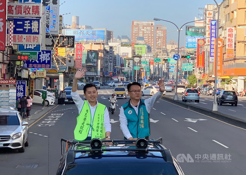 新竹市長林智堅(左)15日陪同民進黨台中市立委參選人莊競程(右)一起站在宣傳車上,向沿途民眾揮手拜票,爭取支持。中央社記者郝雪卿攝 108年12月15日