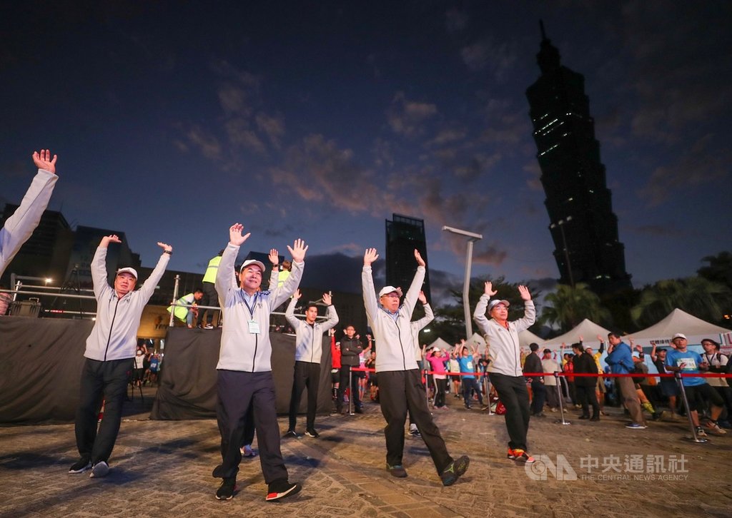2019台北馬拉松15日在台北市政府前廣場開跑,台北市長柯文哲(前排中)出席與會,在賽前與跑者一起做熱身操。中央社記者裴禛攝 108年12月15日
