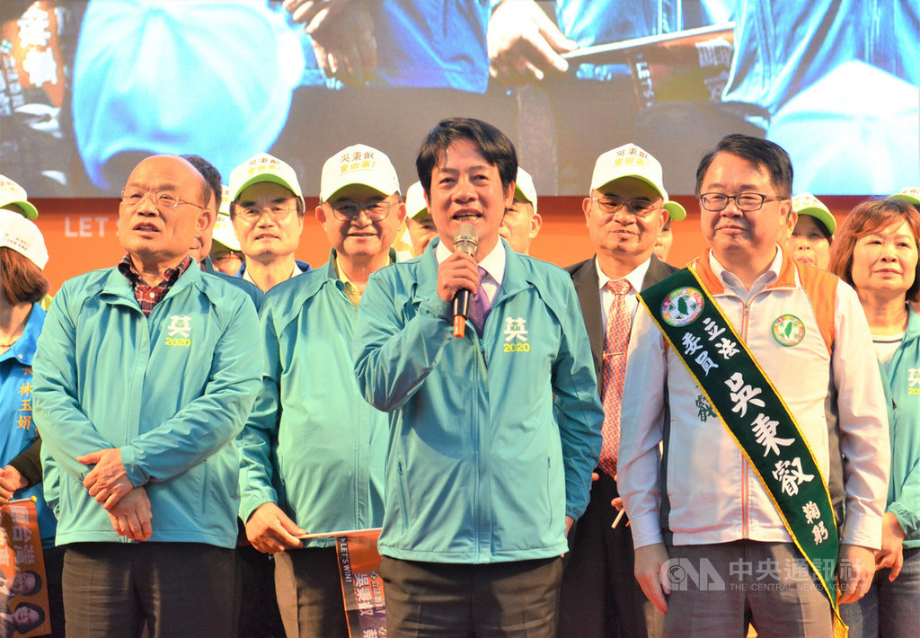 民進黨立委參選人吳秉叡(前右)北新莊競選總部15日成立,民進黨副總統候選人賴清德(前中)和行政院長蘇貞昌(前左)出席站台,呼籲鄉親支持「英德配」及立法院表現第1名的吳秉叡連任。(吳秉叡競總提供)中央社記者王鴻國傳真 108年12月15日