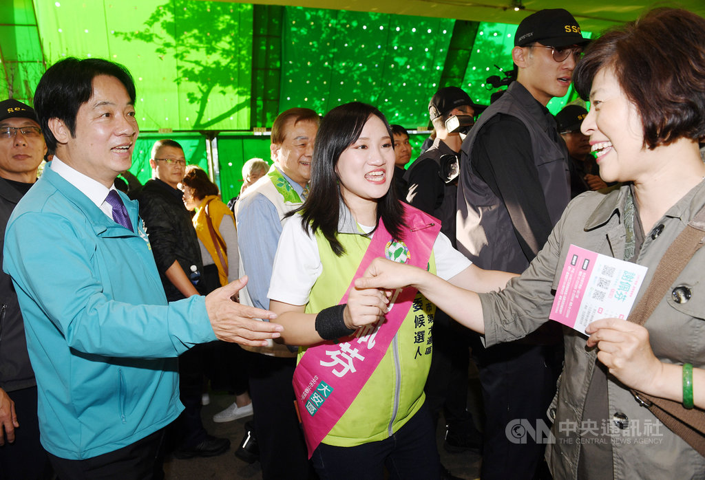 民進黨副總統候選人賴清德(前左)15日下午陪同黨籍立委參選人謝佩芬(前中)前往建國花市拜票,向民眾握手致意,爭取支持。中央社記者施宗暉攝 108年12月15日