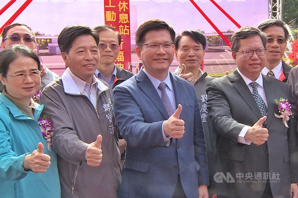 民進黨籍立法委員鄭寶清(前左2)被指曾為遠東航空在立法院召開協調會,他15日出席「國道1號楊梅休息站新建工程動土祈福典禮」受訪表示,確有其事,但相關協調並未涉及不法,希望政黨不要為了利益誣蔑。前右起為桃園市長鄭文燦、交通部長林佳龍。中央社記者吳睿騏桃園攝 108年12月15日