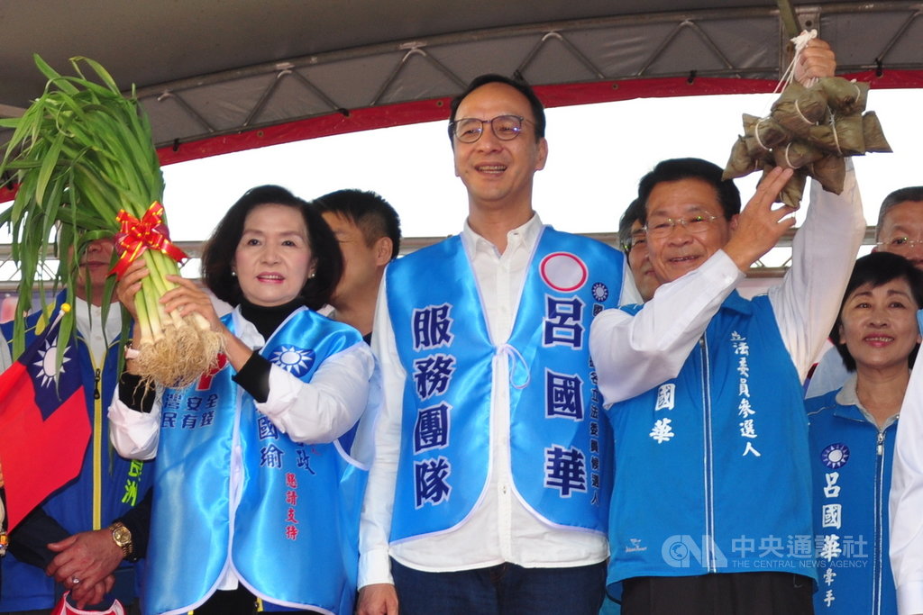 國民黨總統候選人韓國瑜及宜蘭縣立委參選人呂國華競選總部15日成立,韓國瑜全國競選總部主委朱立倫(前中)前往為呂國華(前右)助選,呼籲大家團結一致,支持韓國瑜與呂國華當選。中央社記者沈如峰宜蘭縣攝 108年12月15日