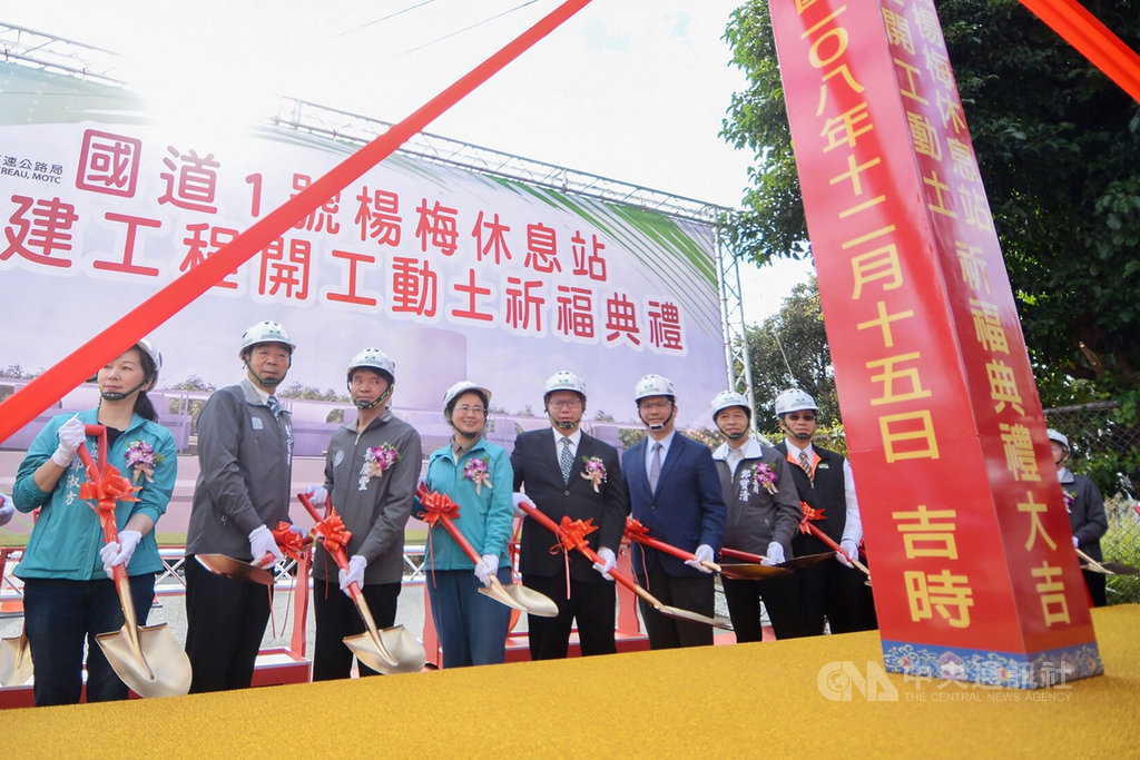 交通部長林佳龍(右3)15日出席「國道1號楊梅休息站新建工程動土祈福典禮」受訪表示,民航局已經收到遠東航空陳述意見書,解釋為何突然停飛,但初步資料並未解釋清楚,也沒有解決問題。中央社記者吳睿騏桃園攝 108年12月15日