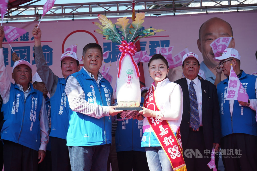國民黨雲林縣第1選區立委參選人張嘉郡(前右)15日在台西成立競選總部,支持者送上菜頭裝飾品,預祝高票當選。(張嘉郡提供) 中央社記者姜宜菁傳真 108年12月15日