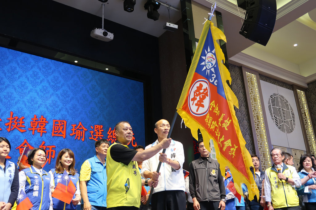 國民黨總統候選人韓國瑜(前左2)15日出席在大寮區舉辦的全國村里長挺韓大會,並授旗給與會村里長代表。中央社記者王淑芬攝 108年12月15日