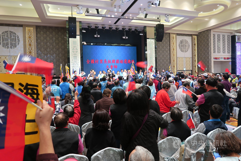 「全國村里長挺韓國瑜選總統大會師」活動15日在高雄大寮區舉行,現場有逾千人參加,國民黨總統候選人韓國瑜也出席,並向村里長請託再給國民黨機會。中央社記者王淑芬攝 108年12月15日