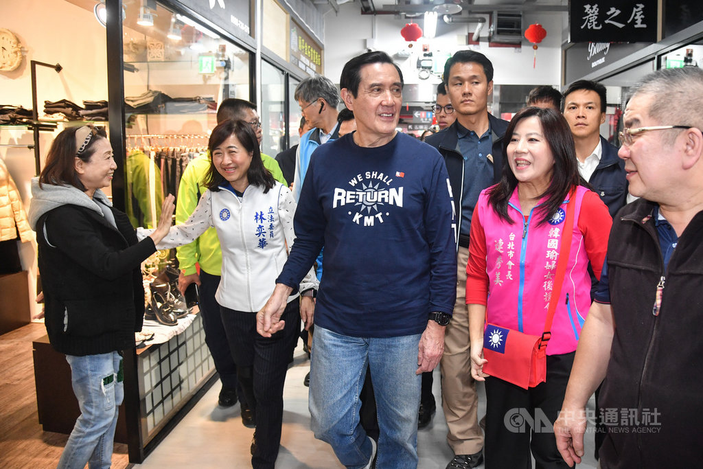 前總統馬英九(前右3)15日下午陪同國民黨立委參選人林奕華(前左2)前往南門中繼市場掃街拜票,爭取選民支持。中央社記者林俊耀攝 108年12月15日