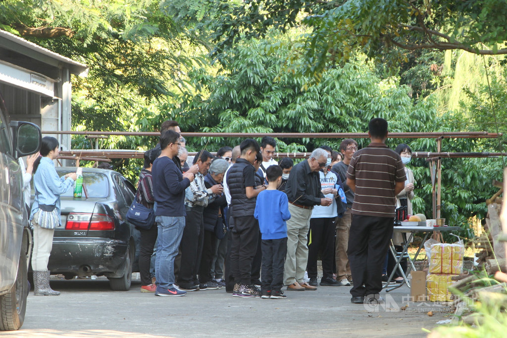 台南市玉井區「真理家族前輩堂」14日凌晨疑遭縱火,造成7人死亡,死者家屬15日下午到現場參與招魂儀式。中央社記者楊思瑞攝 108年12月15日
