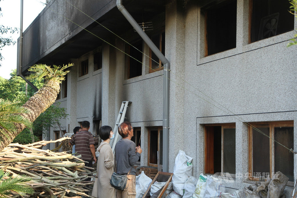 台南市玉井區「真理家族前輩堂」14日凌晨疑遭縱火,造成7人死亡,死者家屬15日下午前往參與招魂儀式,聲聲呼喚親人的名字。中央社記者楊思瑞攝 108年12月15日