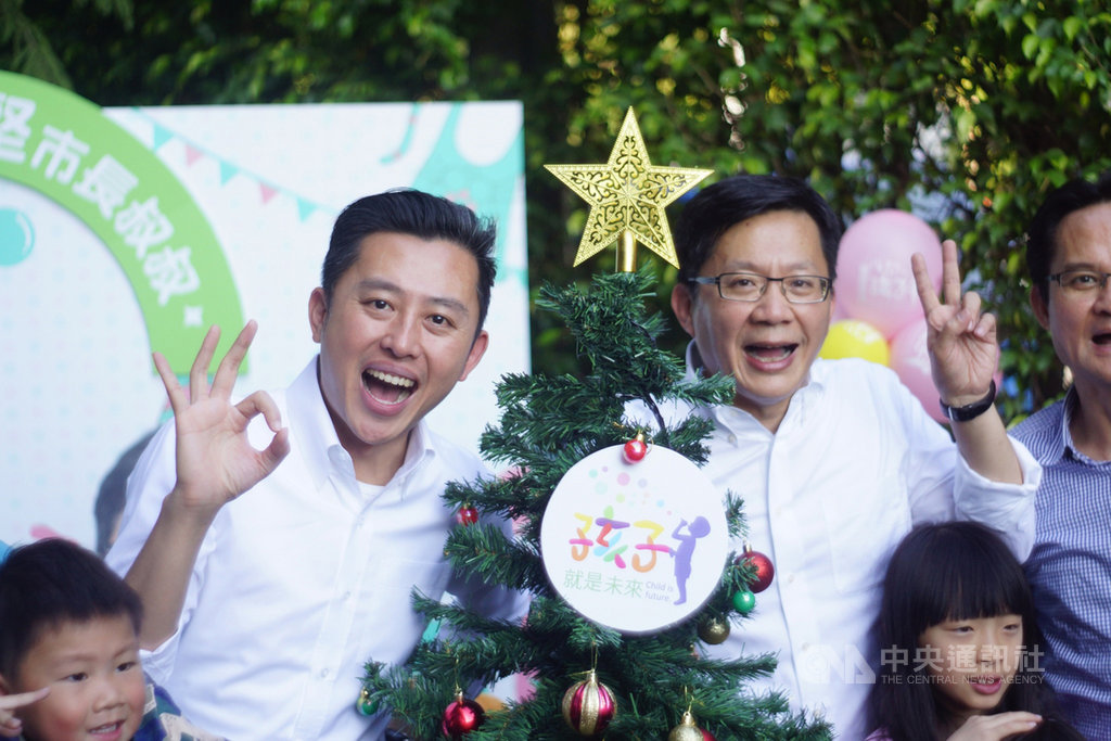 新竹市長林智堅(左)15日到民進黨台中市立委參選人張廖萬堅(右)競選服務處,兩人一起與小朋友同樂,力挺張廖萬堅對於親子議題的支持。(張廖萬堅服務處提供)中央社記者郝雪卿傳真 108年12月15日
