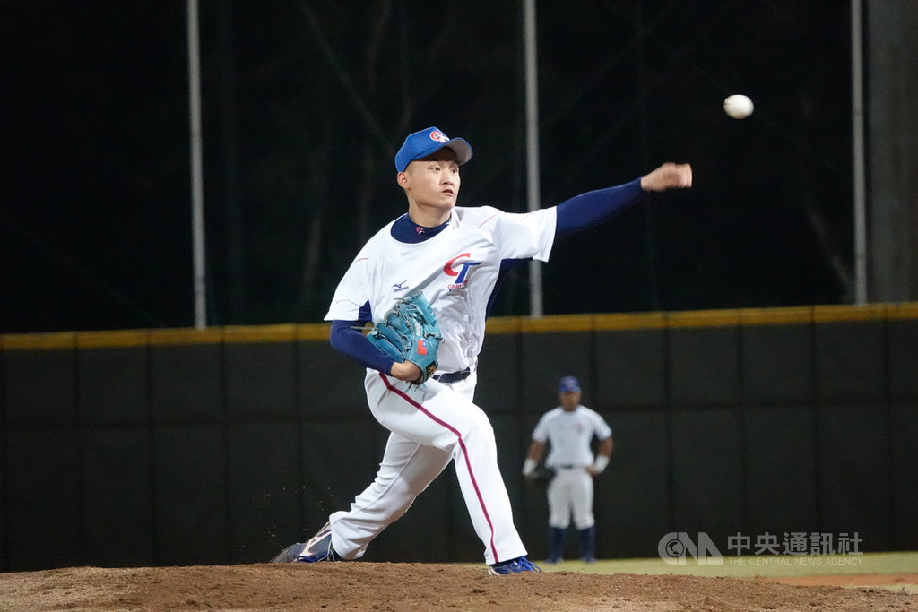 爆米花棒球聯盟15日由大學培訓隊與合作金庫成棒隊交手,大學培訓隊先發投手許育銘(圖)表現不差,最後由大學培訓隊以4比3拿勝。中央社記者謝靜雯攝 108年12月15日