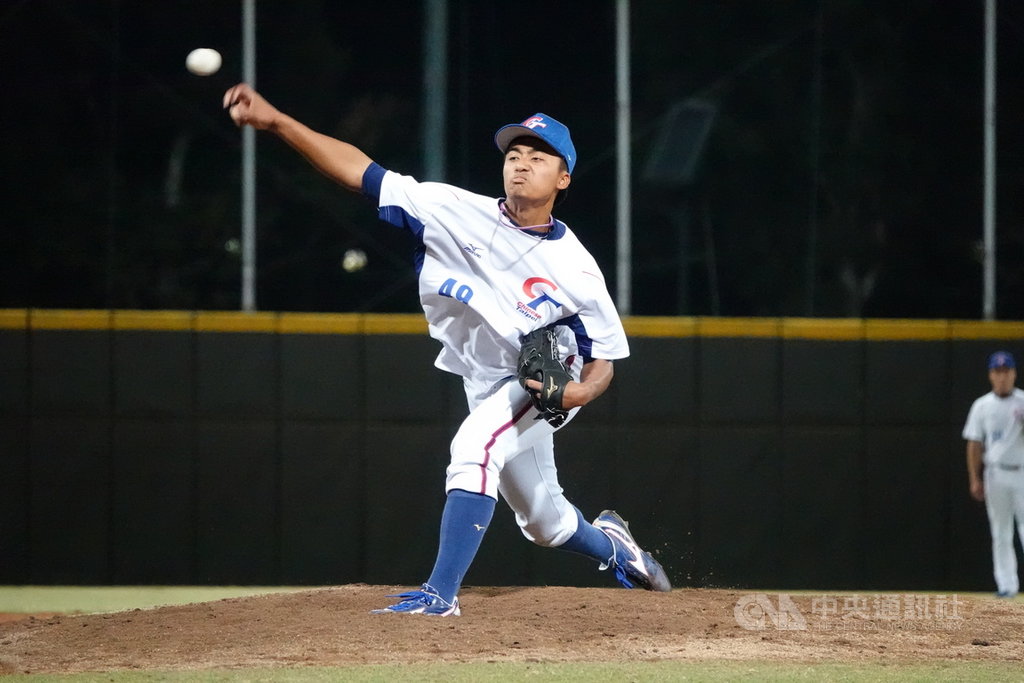 爆米花棒球聯盟15日由大學培訓隊與合作金庫成棒隊交手,大學培訓隊投手余謙(圖)後援5局無失分,最快球速147公里,他直呼U18感覺慢慢回來了。中央社記者謝靜雯攝 108年12月15日