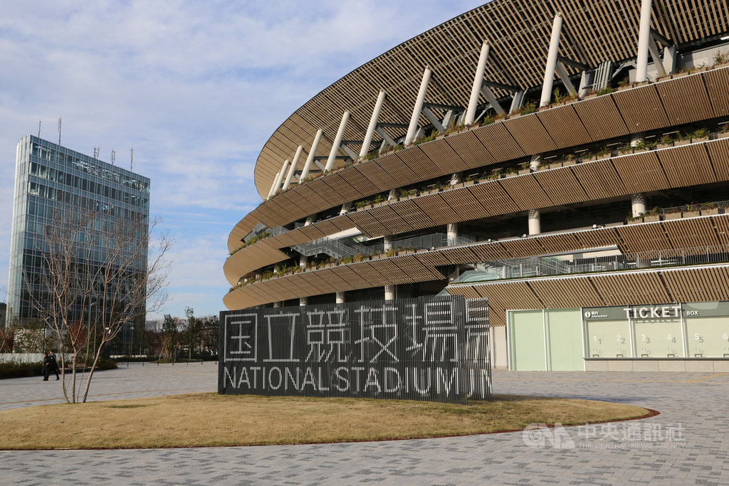 2020年東奧主場館名為國立競技場,建築大量使用木材。館外圍360度有屋簷設計,用的是全日本47個都道府縣的杉木、松木,依各縣方位設置。中央社記者楊明珠東京攝 108年12月15日