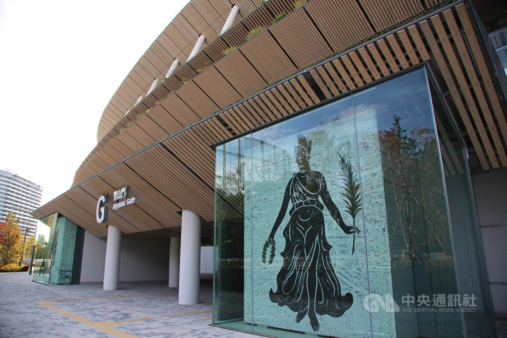 15日舉行完工典禮的東奧主場館國立競技場東側大門,設有1964年東奧主場館舊國立競技場磁磚壁畫,一副是「相撲之神」野見宿禰(圖)、一副是希臘神話勝利女神Nike像。中央社記者楊明珠東京攝 108年12月15日