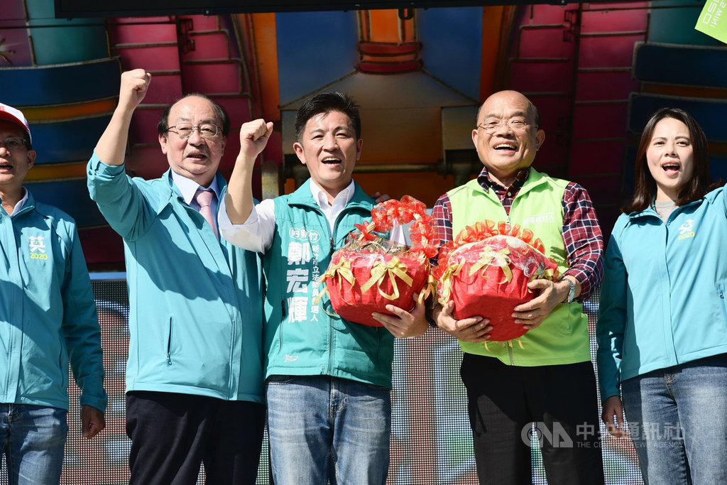 民進黨新竹市立委參選人鄭宏輝(右3)15日成立「蔡英文鄭宏輝北區後援會」,行政院長蘇貞昌(右2)到場站台力挺,為鄭宏輝拉抬選情。(鄭宏輝競選總部提供)中央社記者魯鋼駿傳真 108年12月15日