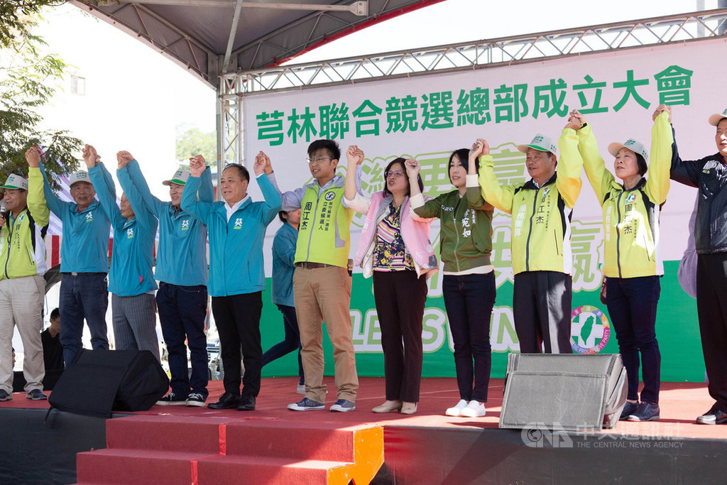 民進黨新竹縣第1選區立委參選人周江杰(左6)15日成立芎林競選總部,多人到場力挺。(周江杰提供)中央社記者魯鋼駿傳真 108年12月15日