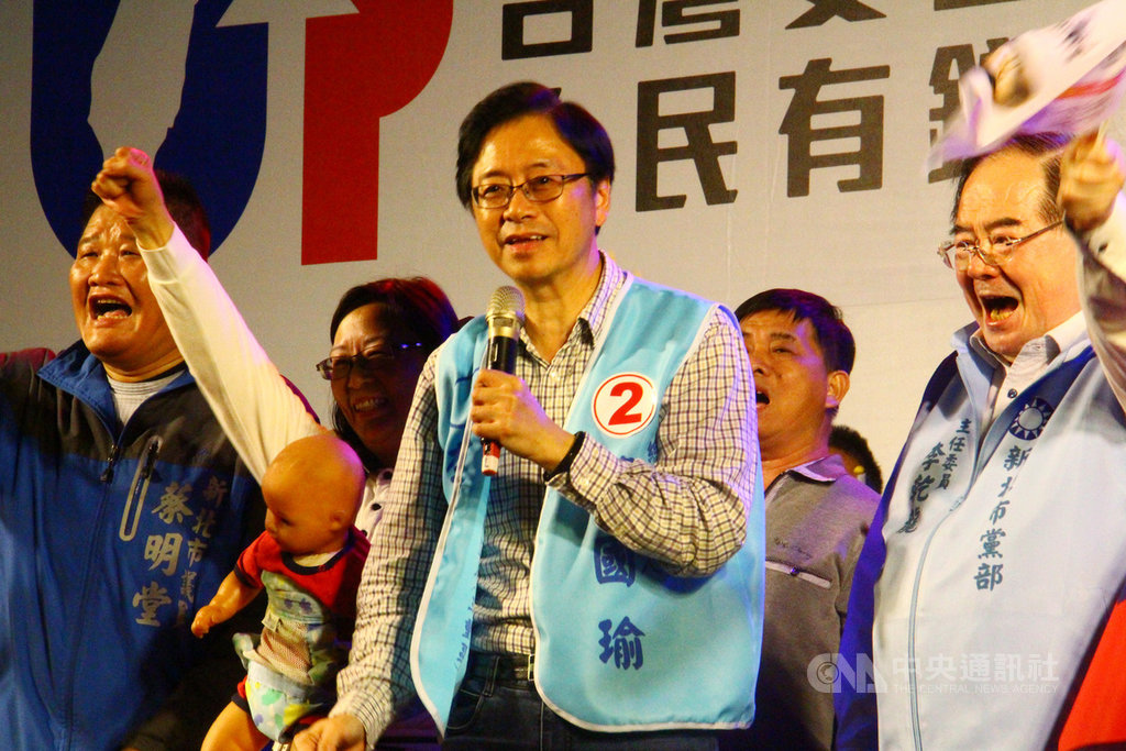 國民黨副總統候選人張善政(中)15日晚間到三重輔選,致詞時批評民進黨沒有政績,像不念書的學生,現在才大撒錢「臨時抱佛腳」。中央社記者葉臻攝 108年12月15日