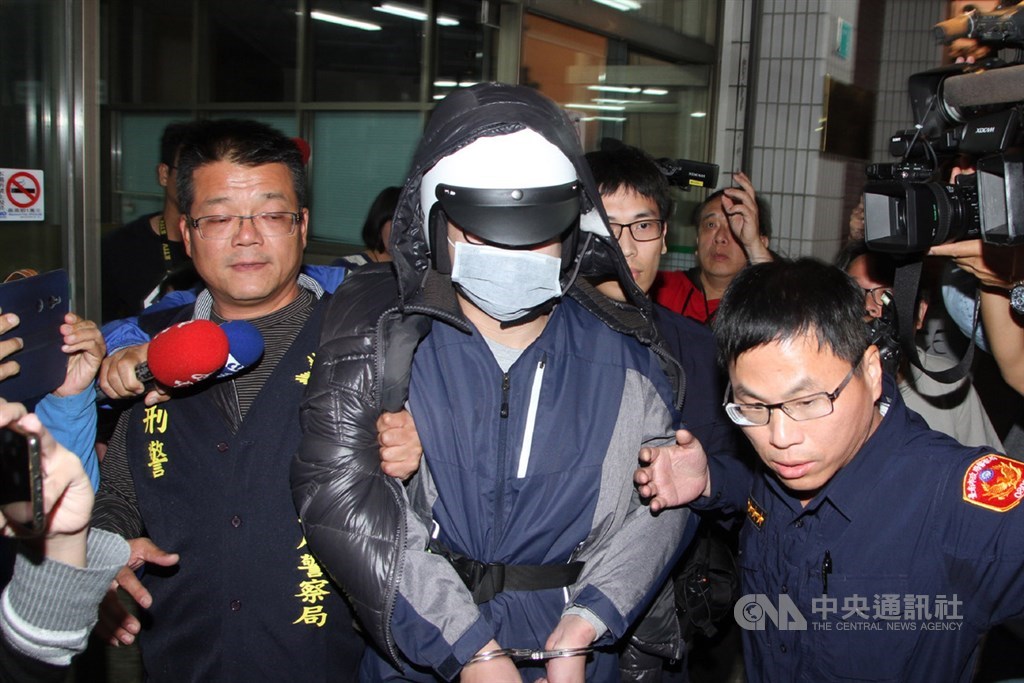 台南市玉井區集合住宅「真理家族前輩堂」14日凌晨發生火警,造成7人死亡,涉嫌縱火的曾姓男子(前中)由警方帶回警局偵訊後移送台南地檢署,台南地方法院15日凌晨裁定羈押,並禁止接見、通信。中央社記者楊思瑞攝 108年12月14日