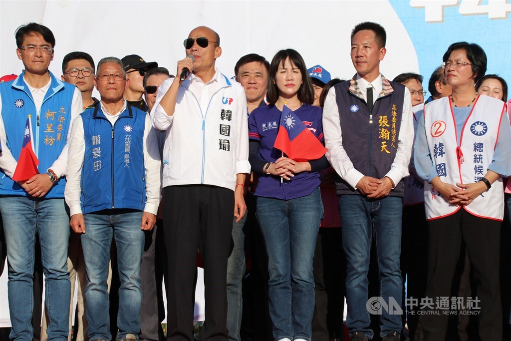 國民黨總統候選人韓國瑜(前左3)14日在彰化員林龍燈公園,出席與黨籍彰化縣立委參選人蕭景田(前左2)的聯合競總成立大會,多名同黨參選人柯呈枋(前左)、謝衣鳳(前右3)、張瀚天(前右2)等人也出席力挺,展現團結氣勢。中央社記者蕭博陽彰化縣攝 108年12月14日