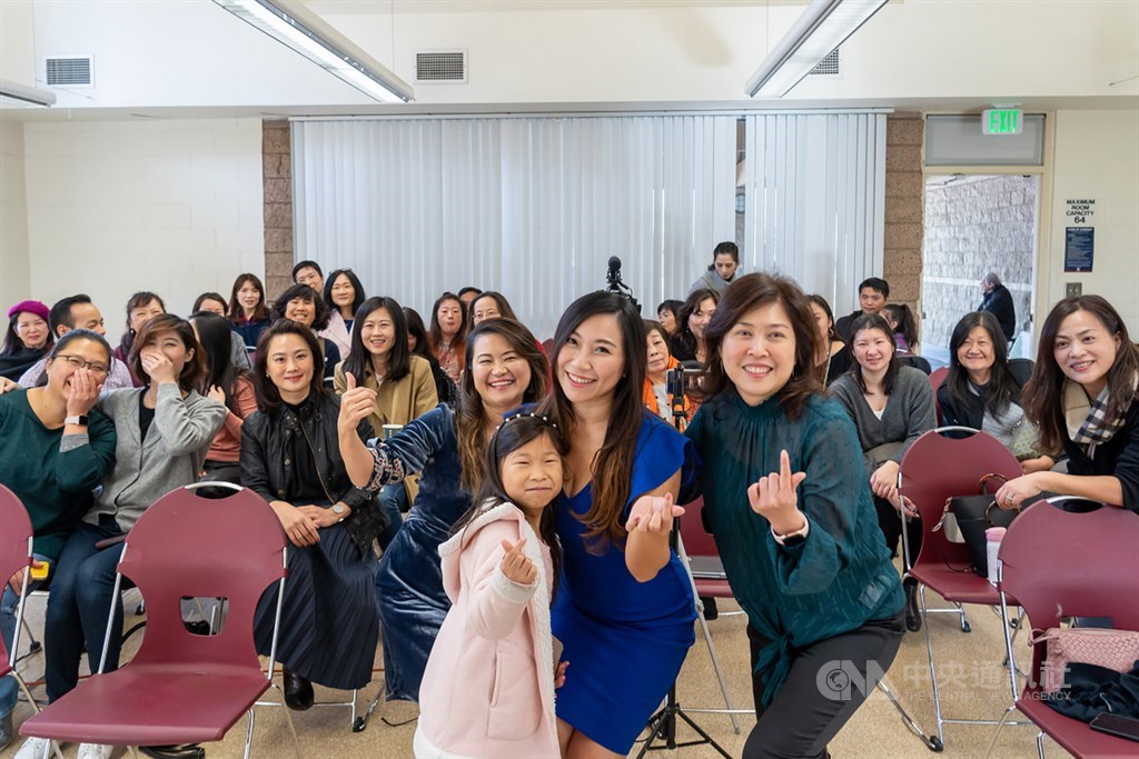 從部落客開始,到創業之路,以「矽谷美味人妻」走紅的謝凱婷(中)學到聚焦的重要性,目前專注料理內容與粉絲溝通。中央社記者周世惠舊金山攝 108年12月15日