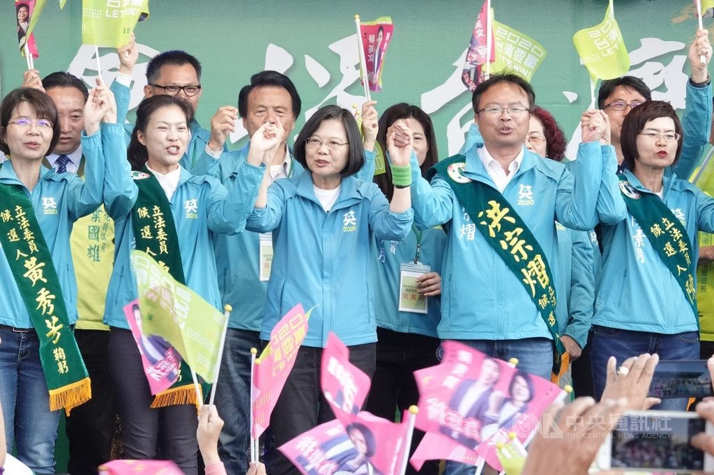 總統蔡英文(前中)15日推薦民進黨彰化縣立委參選人黃秀芳(前左起)、陳秀寶、陳素月(前右起)、洪宗熠,懇託彰化鄉親再次相挺民進黨,讓總統當選、在地4席立委「全壘打」。(洪宗熠團隊提供)中央社記者蕭博陽彰化縣傳真 108年12月15日