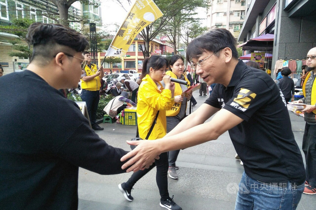 時代力量黨主席徐永明(右)15日到基隆掃街拜票,爭取選民對時代力量政黨票的支持。(時代力量提供)中央社記者沈如峰基隆傳真 108年12月15日